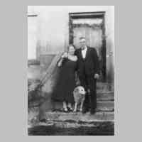 081-0052 Das Ehepaar Ella und Bernhard Wolk mit Hofhund Harras, auf der Treppe zum Wohnhaus.jpg